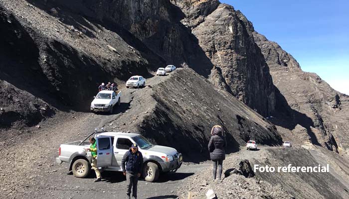 Pobladores lanzan piedras a camionetas de mineros informales en vía hacia Apu Pisti 